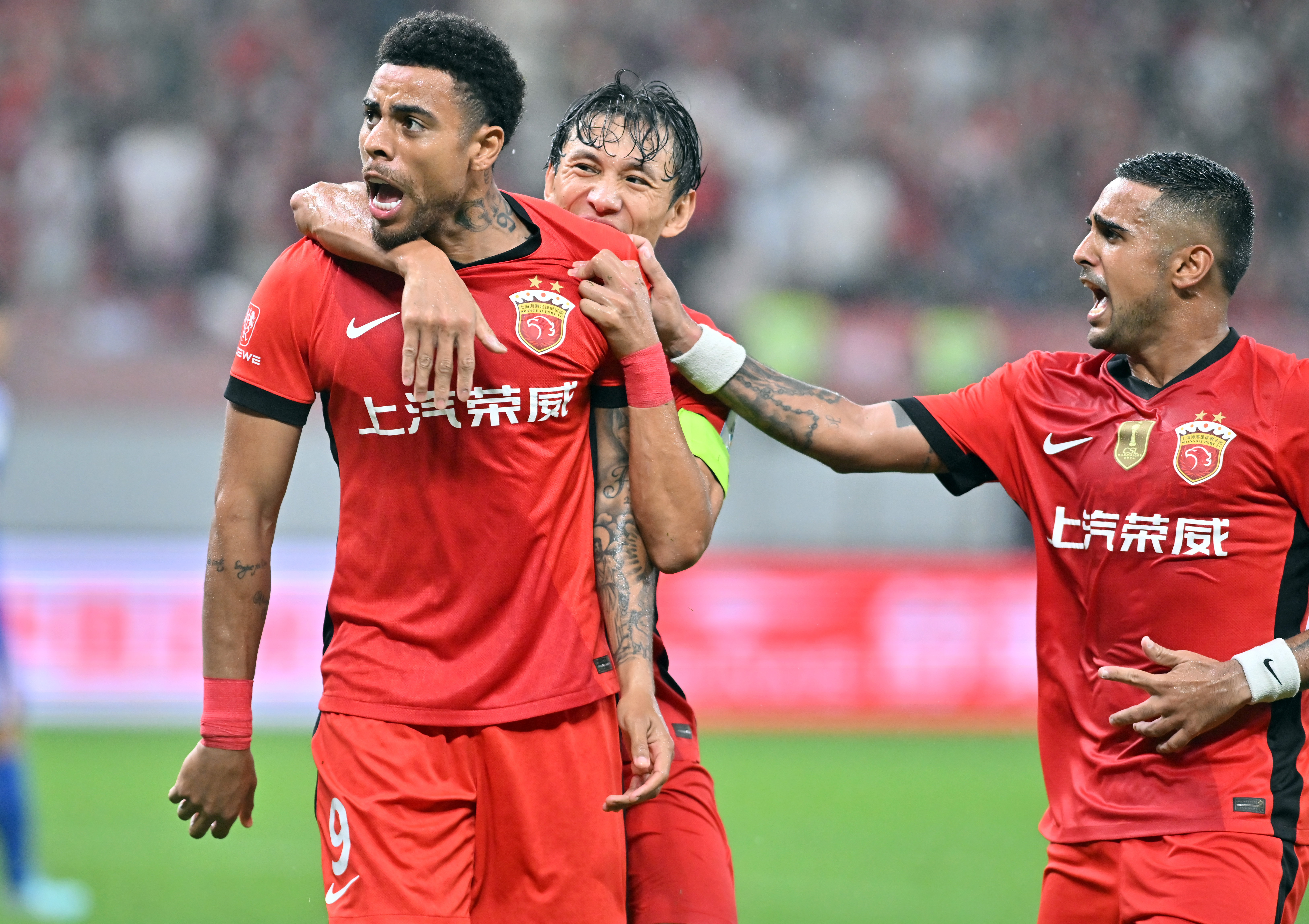 包含赛地聚焦——西甲冲刺阶段热度飙升；上海申花复出首秀；球迷炸锅；球探报告显示潜力的词条