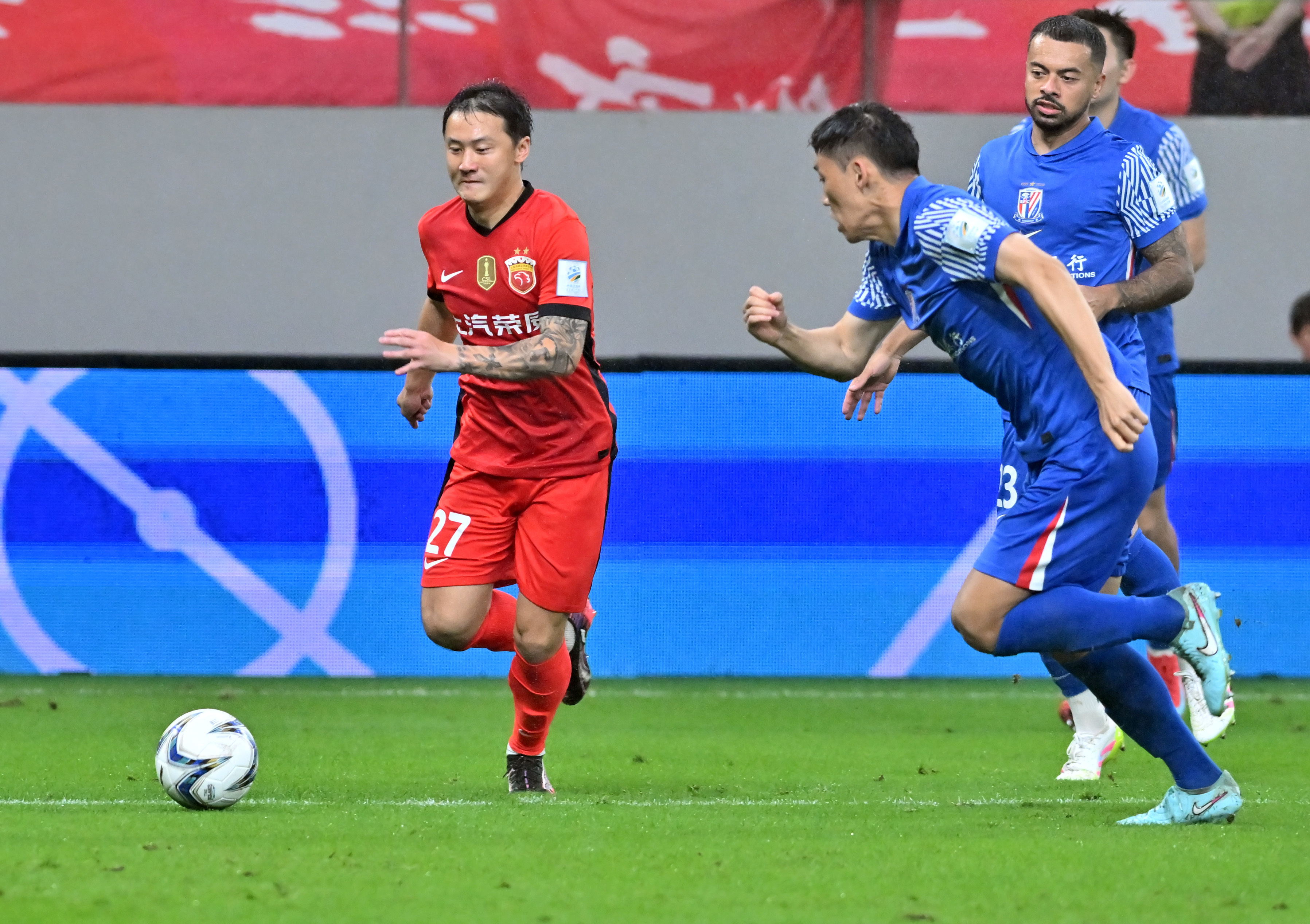 包含赛地聚焦——西甲冲刺阶段热度飙升；上海申花复出首秀；球迷炸锅；球探报告显示潜力的词条